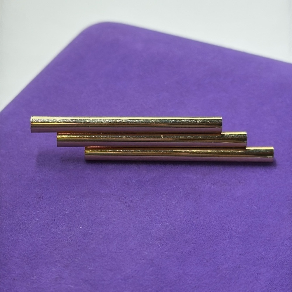 💛 Gold Tone Bar Brooch